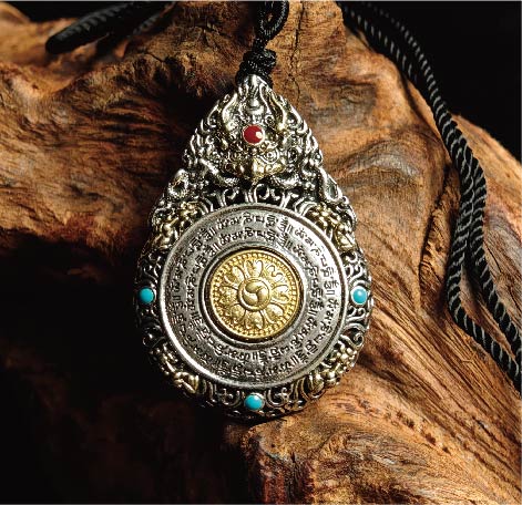 チベット密教のガルーダ造形、虚蔵菩薩（こくぞうぼさつ）のタンカペンダント / 電気めっき純銀、紐付き、雫型