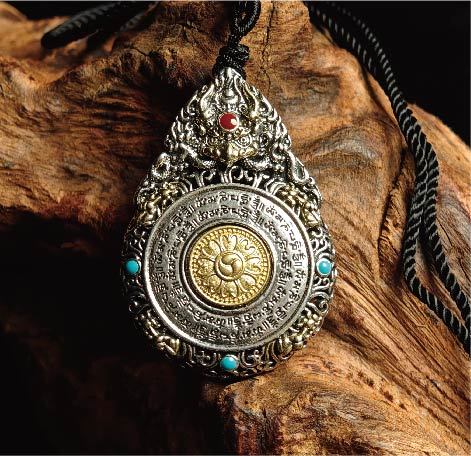 チベット密教のガルーダ造形、虚蔵菩薩（こくぞうぼさつ）のタンカペンダント / 電気めっき純銀、紐付き、雫型