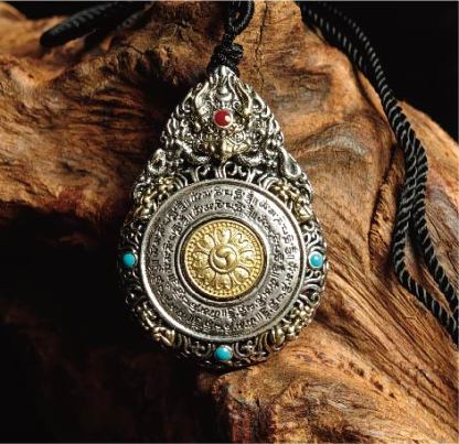 チベット密教のガルーダ造形、虚蔵菩薩（こくぞうぼさつ）のタンカペンダント / 電気めっき純銀、紐付き、雫型