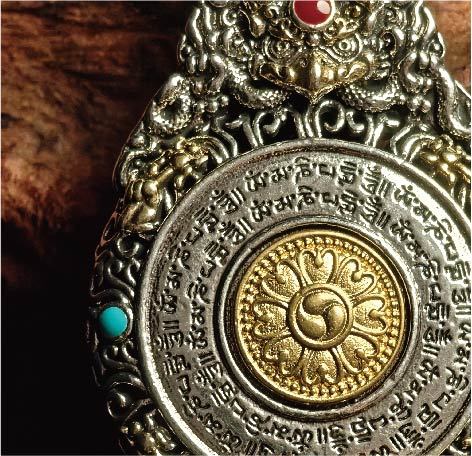 チベット密教のガルーダ造形、虚蔵菩薩（こくぞうぼさつ）のタンカペンダント / 電気めっき純銀、紐付き、雫型