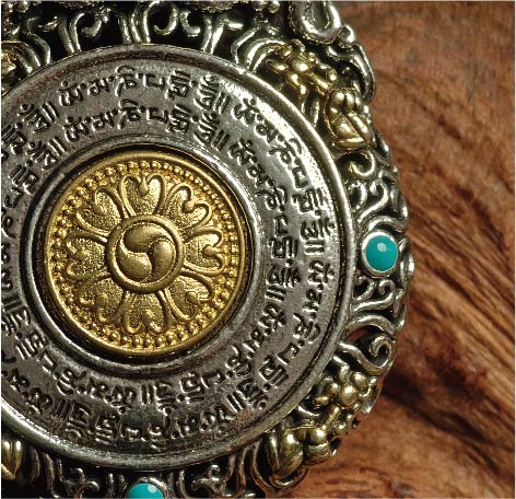 チベット密教のガルーダ造形、虚蔵菩薩（こくぞうぼさつ）のタンカペンダント / 電気めっき純銀、紐付き、雫型