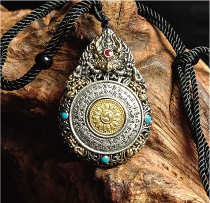 チベット密教のガルーダの造形、普賢菩薩 のタンカペンダント / 電気めっき純銀、紐付き、雫型