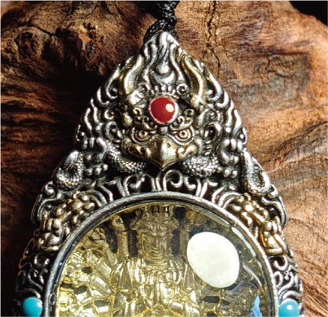 チベット密教のガルーダの造形、千手観音のタンカペンダント / 電気めっき純銀、紐付き、雫型