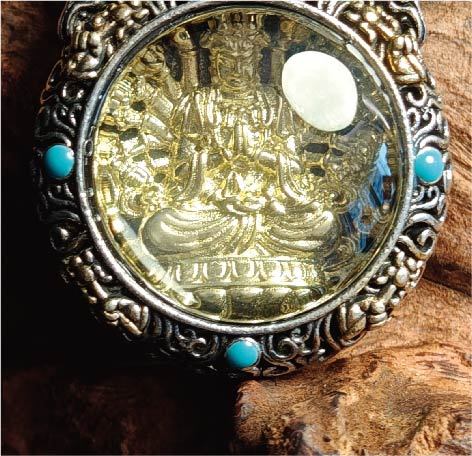 チベット密教のガルーダの造形、千手観音のタンカペンダント / 電気めっき純銀、紐付き、雫型