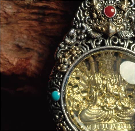チベット密教のガルーダの造形、千手観音のタンカペンダント / 電気めっき純銀、紐付き、雫型