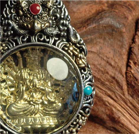 チベット密教のガルーダの造形、千手観音のタンカペンダント / 電気めっき純銀、紐付き、雫型