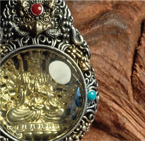 チベット密教のガルーダの造形、千手観音のタンカペンダント / 電気めっき純銀、紐付き、雫型