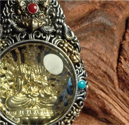 チベット密教のガルーダの造形、千手観音のタンカペンダント / 電気めっき純銀、紐付き、雫型