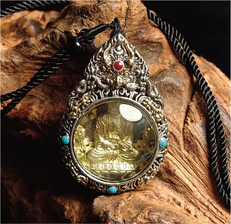 チベット密教のガルーダの造形、阿弥陀如来 のタンカペンダント / 電気めっき純銀、紐付き、雫型