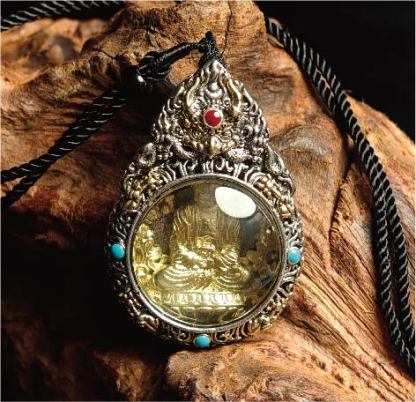 チベット密教のガルーダの造形、阿弥陀如来 のタンカペンダント / 電気めっき純銀、紐付き、雫型