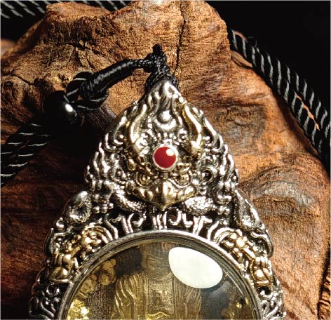 チベット密教のガルーダの造形、阿弥陀如来 のタンカペンダント / 電気めっき純銀、紐付き、雫型