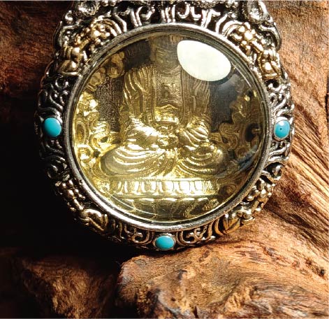 チベット密教のガルーダの造形、阿弥陀如来 のタンカペンダント / 電気めっき純銀、紐付き、雫型