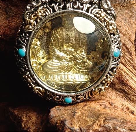 チベット密教のガルーダの造形、阿弥陀如来 のタンカペンダント / 電気めっき純銀、紐付き、雫型