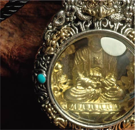 チベット密教のガルーダの造形、阿弥陀如来 のタンカペンダント / 電気めっき純銀、紐付き、雫型