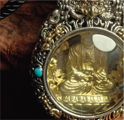 チベット密教のガルーダの造形、阿弥陀如来 のタンカペンダント / 電気めっき純銀、紐付き、雫型