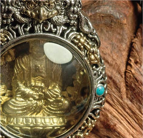 チベット密教のガルーダの造形、阿弥陀如来 のタンカペンダント / 電気めっき純銀、紐付き、雫型