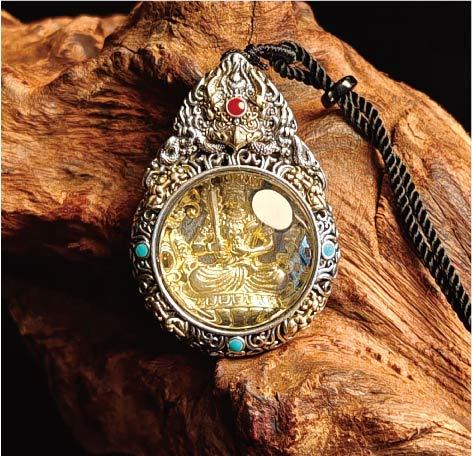 チベット密教のガルーダ造形、虚蔵菩薩（こくぞうぼさつ）のタンカペンダント / 電気めっき純銀、紐付き、雫型