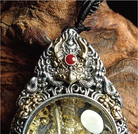 チベット密教のガルーダ造形、虚蔵菩薩（こくぞうぼさつ）のタンカペンダント / 電気めっき純銀、紐付き、雫型