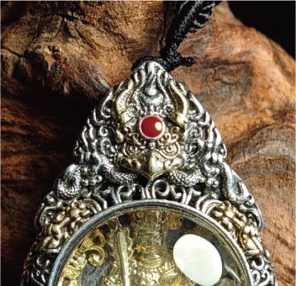 チベット密教のガルーダ造形、虚蔵菩薩（こくぞうぼさつ）のタンカペンダント / 電気めっき純銀、紐付き、雫型