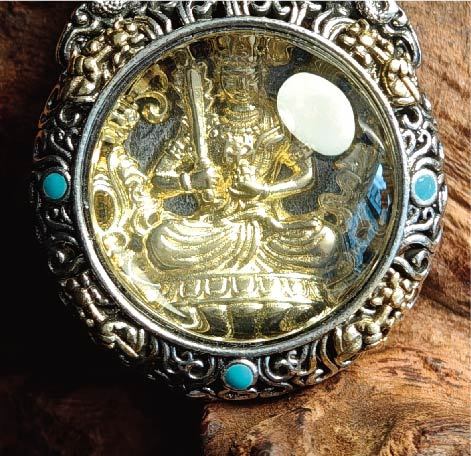 チベット密教のガルーダ造形、虚蔵菩薩（こくぞうぼさつ）のタンカペンダント / 電気めっき純銀、紐付き、雫型