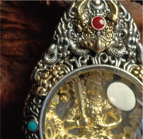 チベット密教のガルーダ造形、虚蔵菩薩（こくぞうぼさつ）のタンカペンダント / 電気めっき純銀、紐付き、雫型