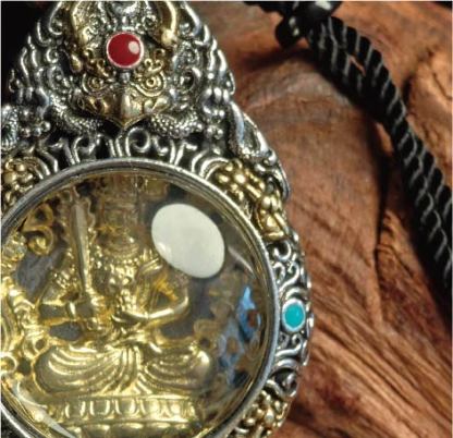 チベット密教のガルーダ造形、虚蔵菩薩（こくぞうぼさつ）のタンカペンダント / 電気めっき純銀、紐付き、雫型