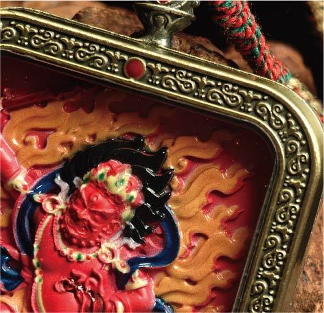 蔵伝不動明王のタンカペンダント／赤砂彩色絵、立体彫刻、約47mm×57mm、両面デザイン、紐付き