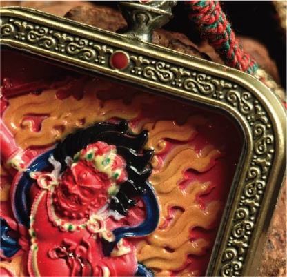 蔵伝不動明王のタンカペンダント／赤砂彩色絵、立体彫刻、約47mm×57mm、両面デザイン、紐付き