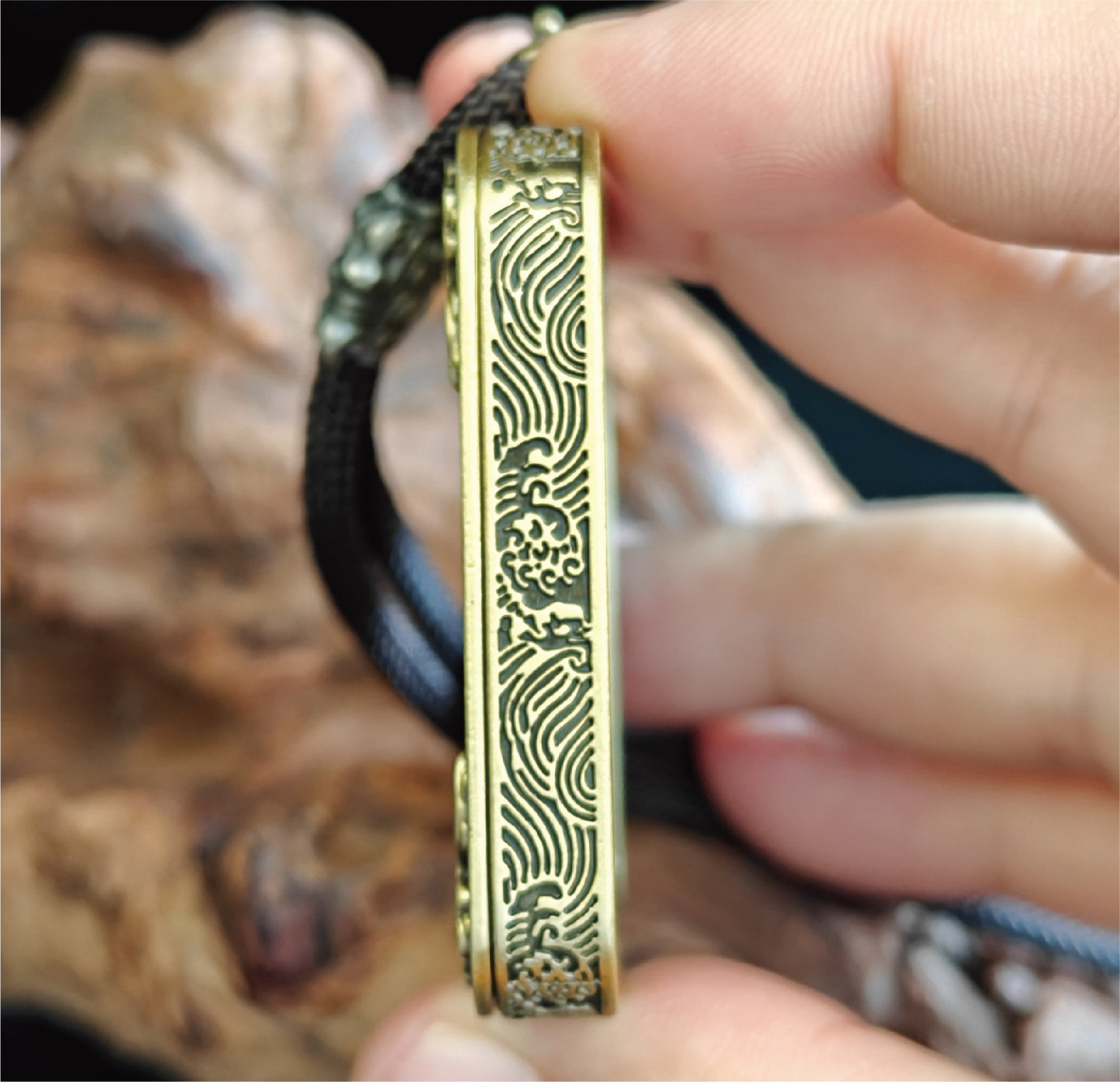 チベット伝承 大日如来 タンカペンダント/メッキ合金、両面デザイン、約40×50×8mm（紐含む）、ブラックゴールド