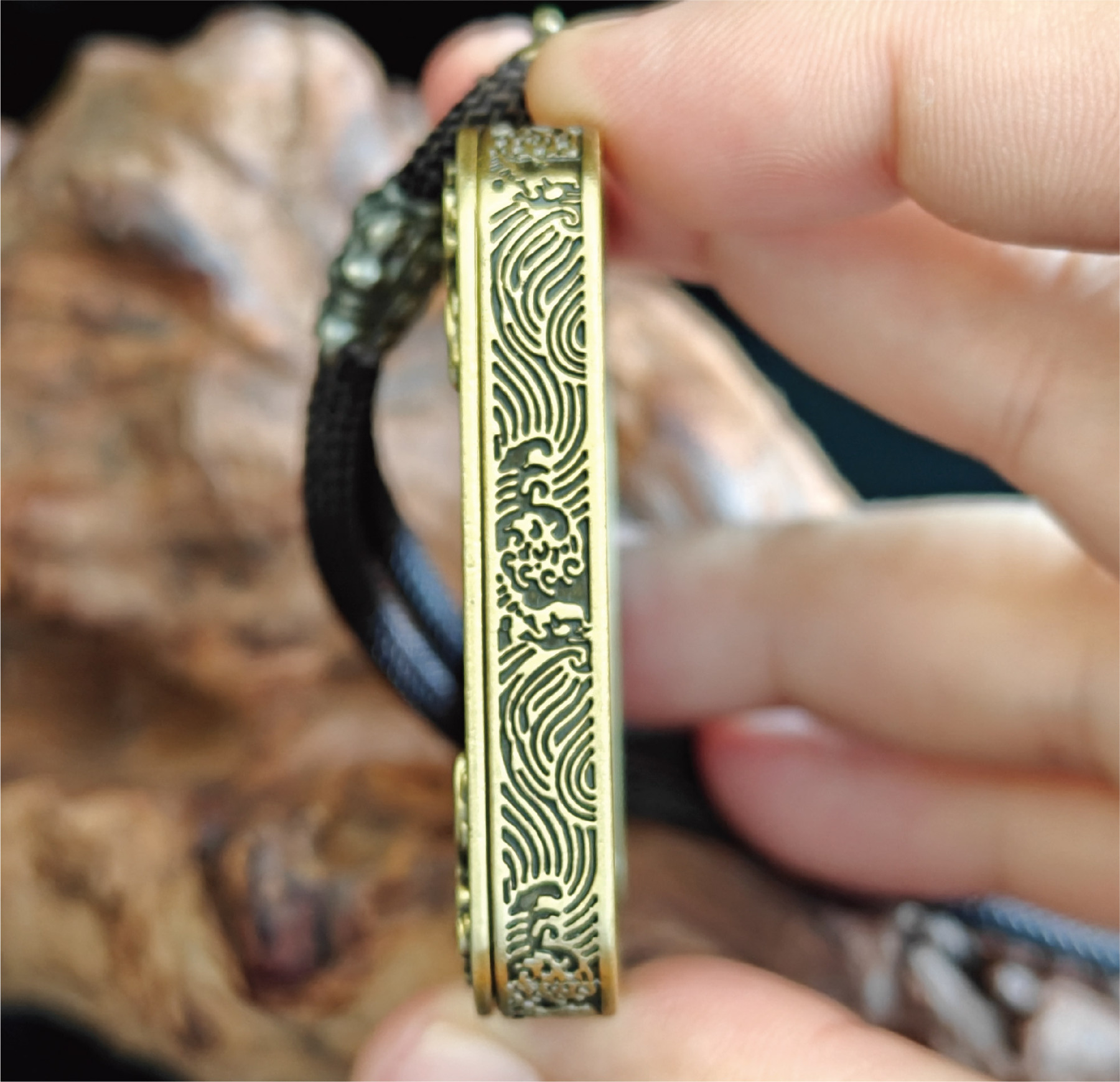 チベット伝承 大日如来 タンカペンダント/メッキ合金、両面デザイン、約40×50×8mm（紐含む）、ブラックゴールド