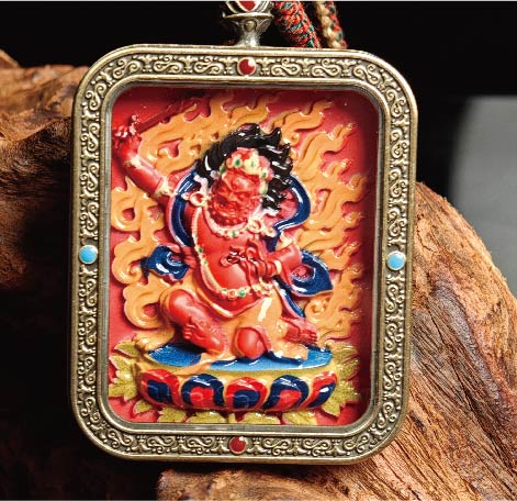 蔵伝不動明王のタンカペンダント／赤砂彩色絵、立体彫刻、約47mm×57mm、両面デザイン、紐付き