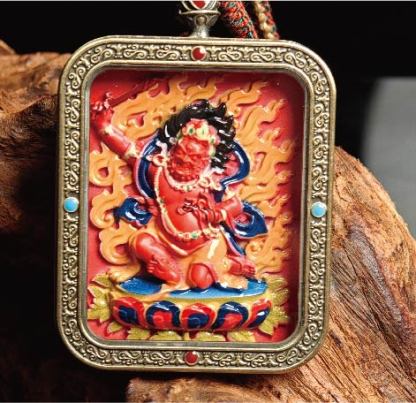 蔵伝不動明王のタンカペンダント／赤砂彩色絵、立体彫刻、約47mm×57mm、両面デザイン、紐付き