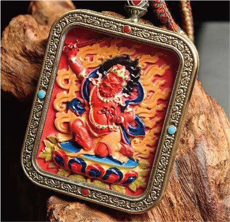 蔵伝不動明王のタンカペンダント／赤砂彩色絵、立体彫刻、約47mm×57mm、両面デザイン、紐付き
