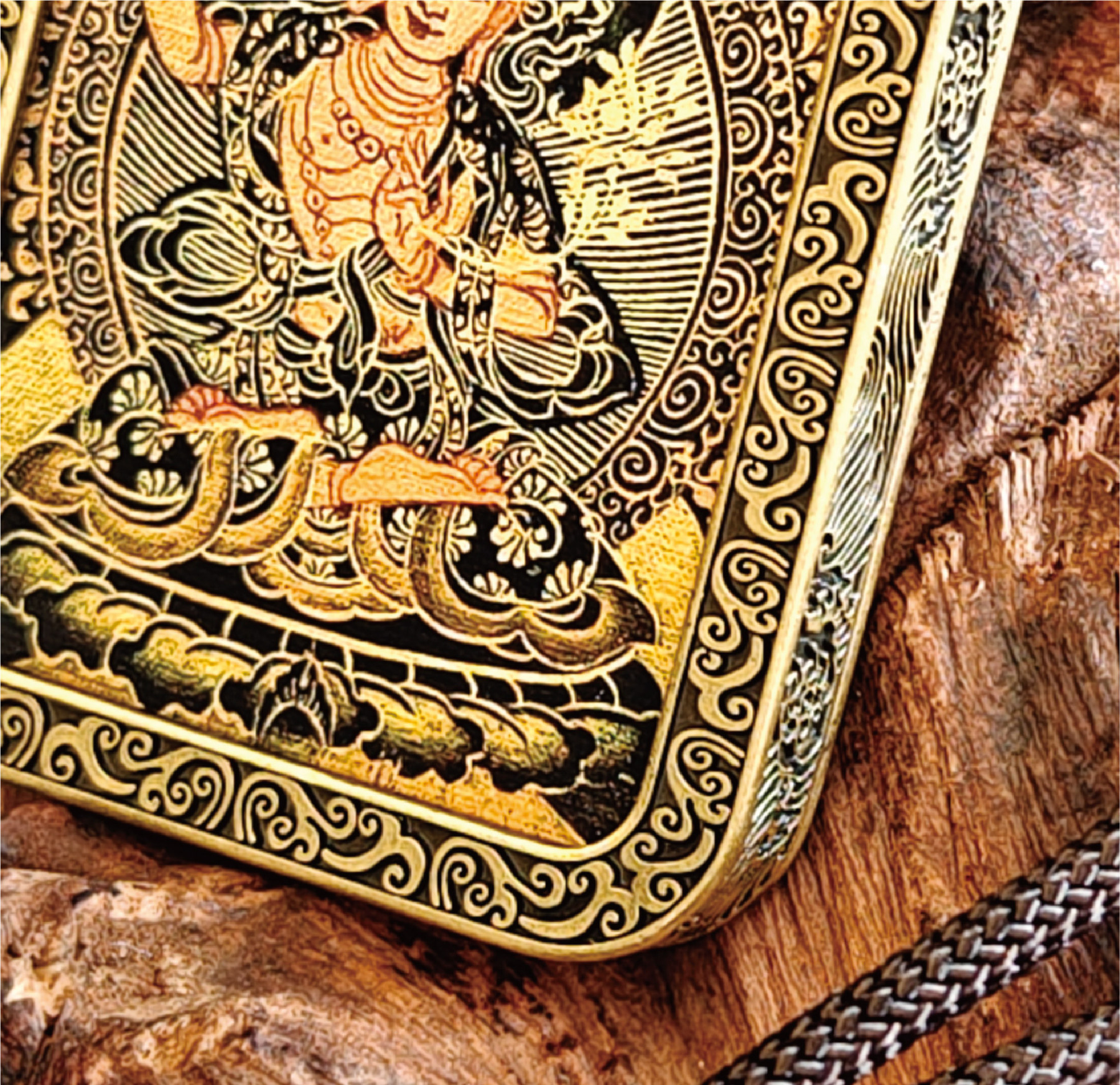 チベット伝承 文殊菩薩 タンカペンダント/メッキ合金、両面デザイン、約40×50×8mm（紐含む）、ブラックゴールド