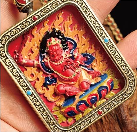 蔵伝不動明王のタンカペンダント／赤砂彩色絵、立体彫刻、約47mm×57mm、両面デザイン、紐付き