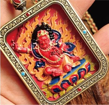 蔵伝不動明王のタンカペンダント／赤砂彩色絵、立体彫刻、約47mm×57mm、両面デザイン、紐付き