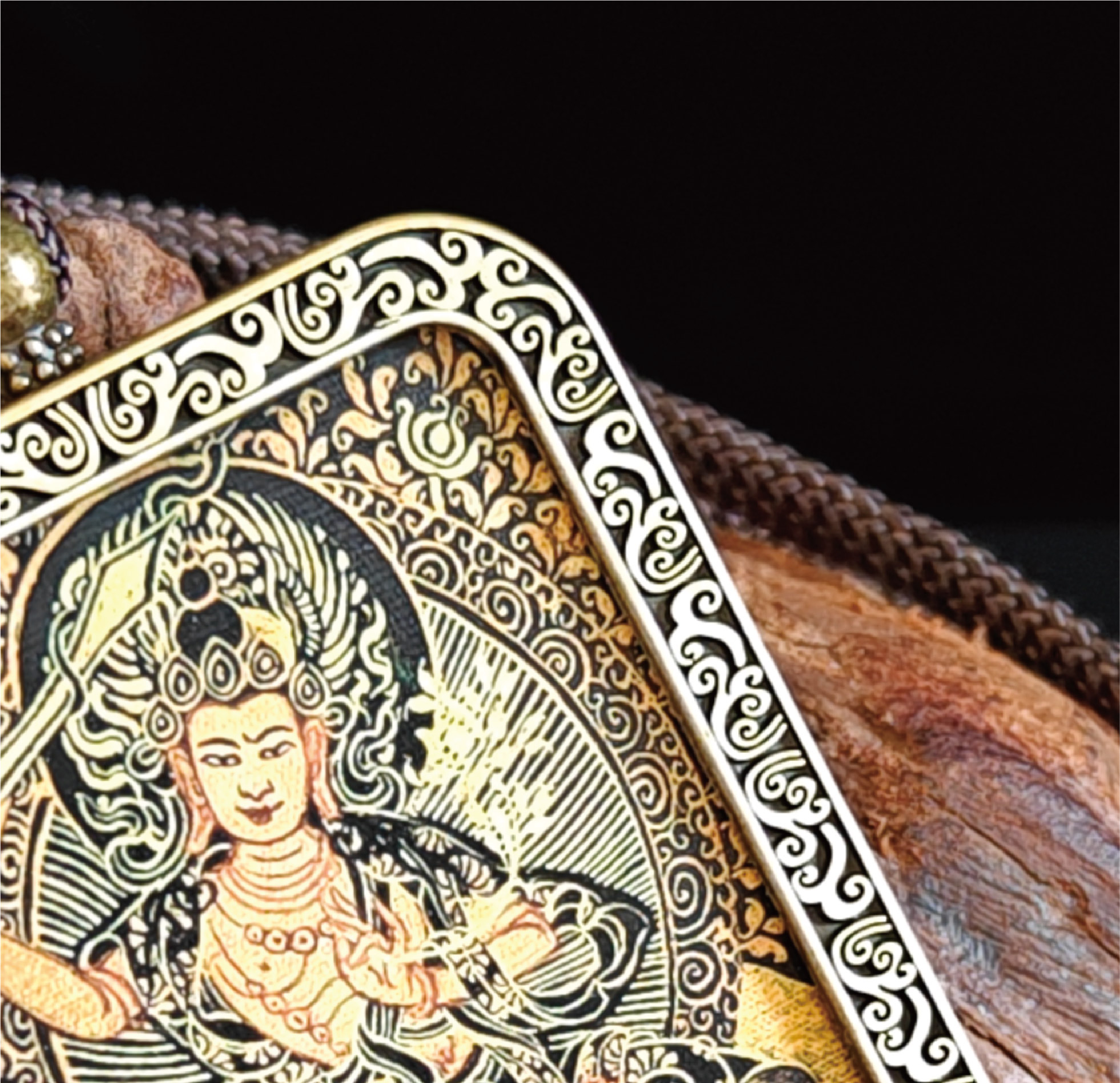 チベット伝承 文殊菩薩 タンカペンダント/メッキ合金、両面デザイン、約40×50×8mm（紐含む）、ブラックゴールド