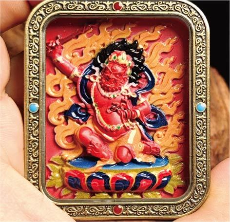 蔵伝不動明王のタンカペンダント／赤砂彩色絵、立体彫刻、約47mm×57mm、両面デザイン、紐付き