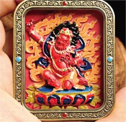 蔵伝不動明王のタンカペンダント／赤砂彩色絵、立体彫刻、約47mm×57mm、両面デザイン、紐付き