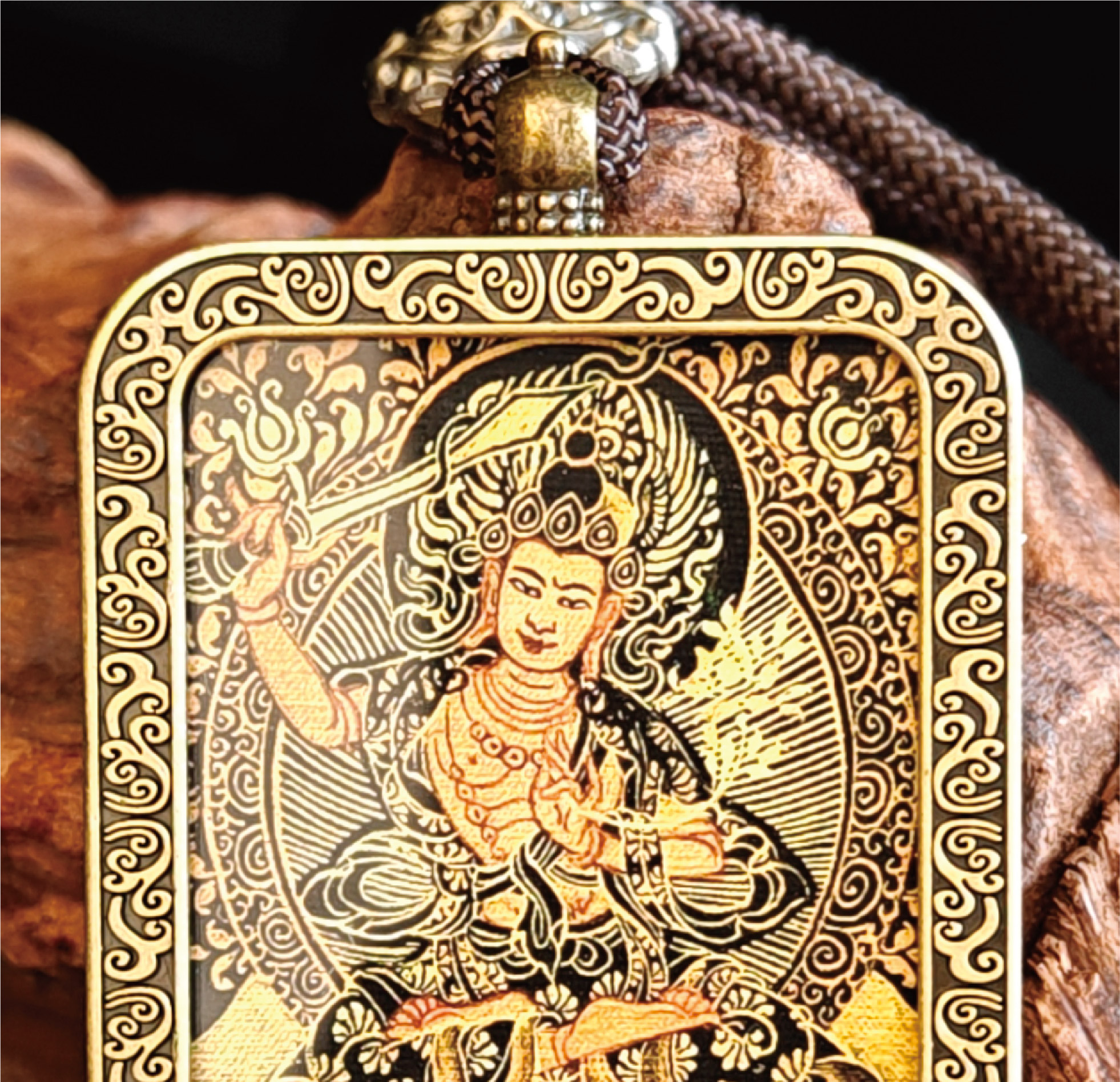 チベット伝承 文殊菩薩 タンカペンダント/メッキ合金、両面デザイン、約40×50×8mm（紐含む）、ブラックゴールド