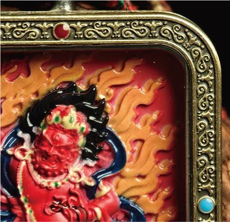 蔵伝不動明王のタンカペンダント／赤砂彩色絵、立体彫刻、約47mm×57mm、両面デザイン、紐付き