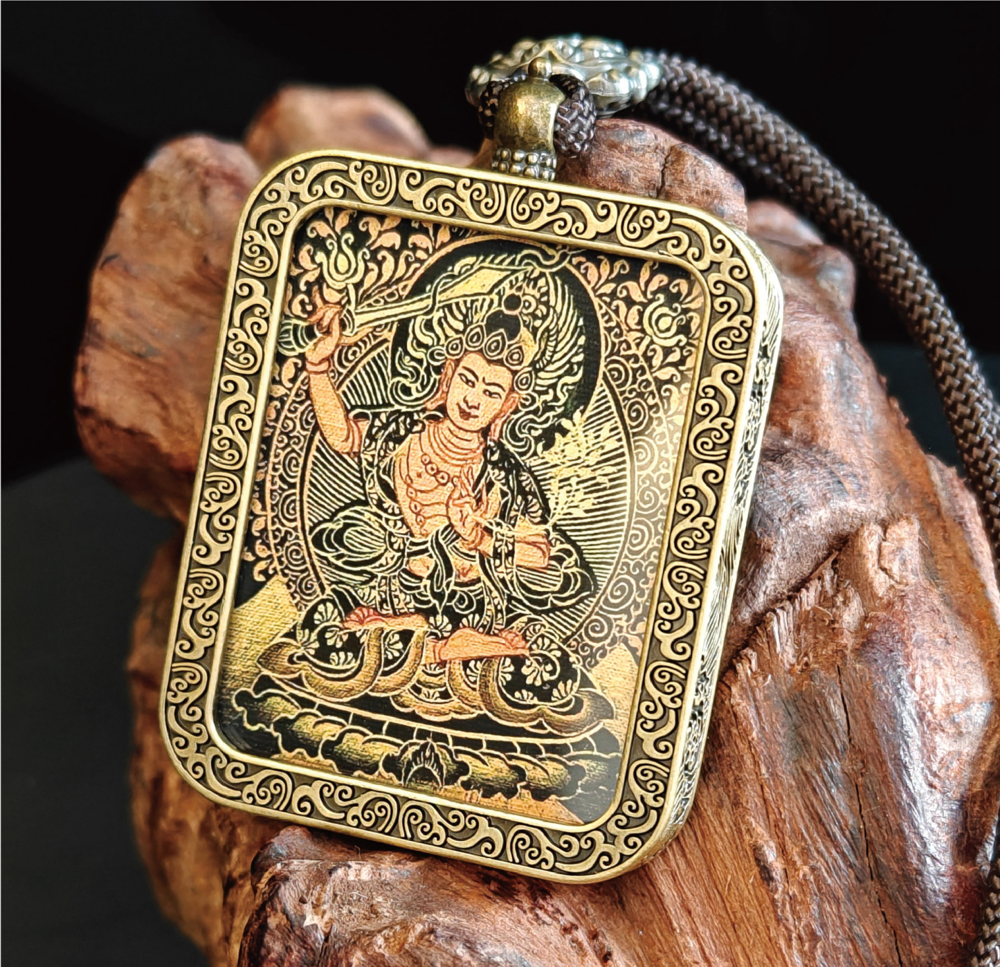 チベット伝承 文殊菩薩 タンカペンダント/メッキ合金、両面デザイン、約40×50×8mm（紐含む）、ブラックゴールド