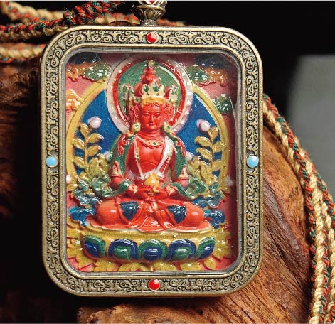 蔵伝大日如来のタンカペンダント／赤砂彩色絵、立体彫刻、約47mm×57mm、両面デザイン、紐付き