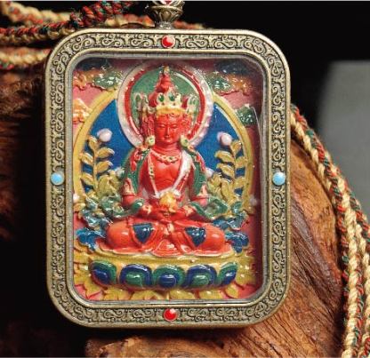 蔵伝大日如来のタンカペンダント／赤砂彩色絵、立体彫刻、約47mm×57mm、両面デザイン、紐付き