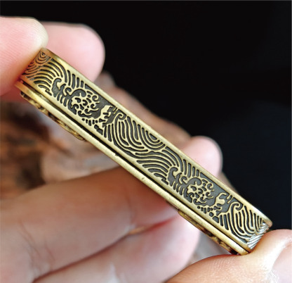 チベット伝承 文殊菩薩 タンカペンダント/メッキ合金、両面デザイン、約40×50×8mm（紐含む）、ブラックゴールド