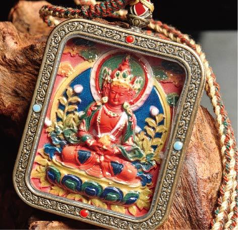 蔵伝大日如来のタンカペンダント／赤砂彩色絵、立体彫刻、約47mm×57mm、両面デザイン、紐付き