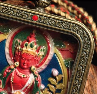 蔵伝大日如来のタンカペンダント／赤砂彩色絵、立体彫刻、約47mm×57mm、両面デザイン、紐付き