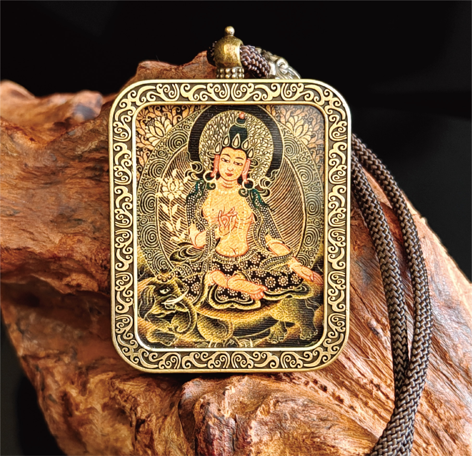 チベット仏教式 普賢菩薩 開運ペンダント/メッキ合金、両面デザイン、約40×50×8mm（紐含む）、ブラックゴールド