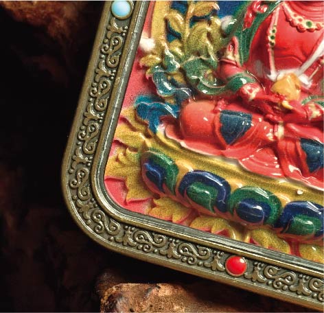 蔵伝大日如来のタンカペンダント／赤砂彩色絵、立体彫刻、約47mm×57mm、両面デザイン、紐付き