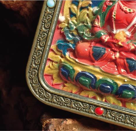 蔵伝大日如来のタンカペンダント／赤砂彩色絵、立体彫刻、約47mm×57mm、両面デザイン、紐付き